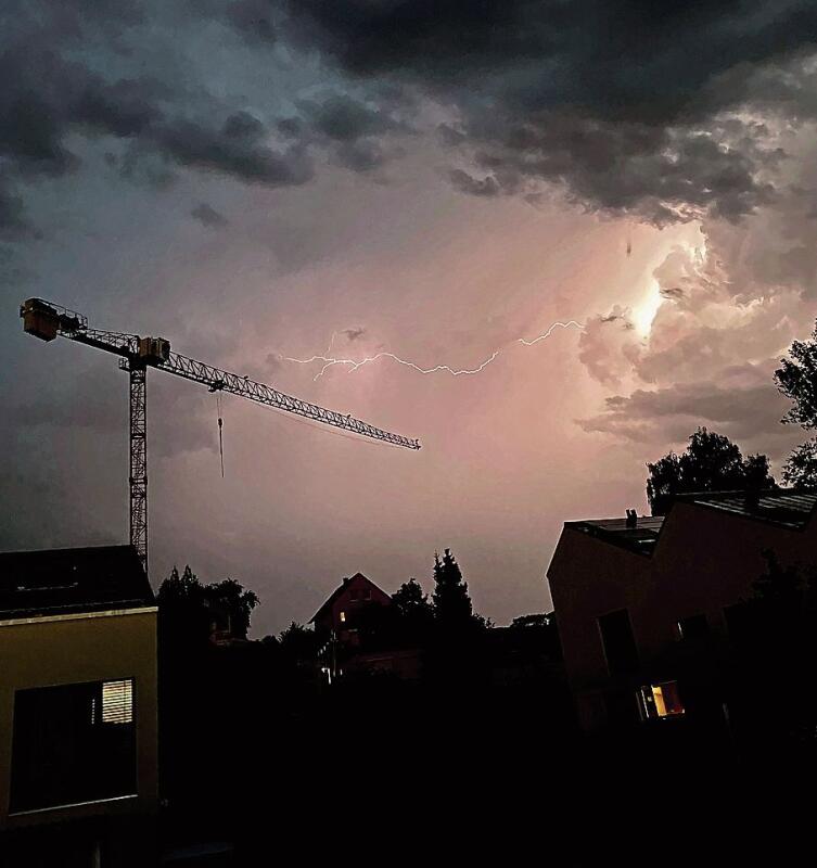 Die Kombination von Technik und Natur, die Kraft des Gewitters mit dem sekundenschnellen Lichtspektakel kann auch bedrohlich wirken.