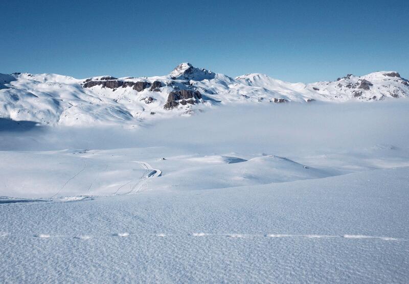 Schneelandschaft im Gebiet Spitzmeilen und Berglandschaft mit Sicht zur Chüpfenflue. «Die Bilder entstanden am Flumserberg auf dem Rückweg von der Spitzmeilenhütte SAC nach Panüöl und auf dem Walserweg von Arosa nach Langwies beim Abstieg ins Sapün», erinnert sich der Fotograf Dölf Gabriel aus Zwillikon.