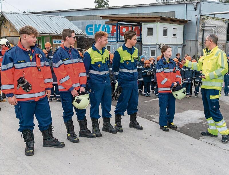 Treten zur normalen Feuerwehr über (von links): Iven Berglas, Maurin Hübscher, Alessio Mazzotta, Niels Grollimund und Natalie Margadant mit Jugendfeuerwehr-Kommandant Dominik Scaglioso.