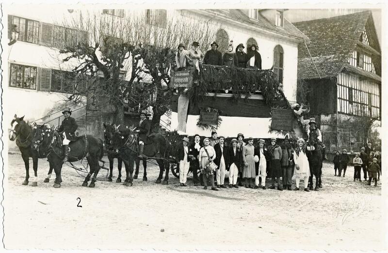 Undatierte, historische Aufnahme einer Fasnachtsgesellschaft vor dem «Löwen» in Hausen: «Erstes internationales Verjüngungsinstitut Methode Sauerbruch» ist auf dem Schild vorne am Wagen zu lesen, wohl eine Anspielung auf den damals berühmten deutschen Chirurgen Ferdinand Sauerbruch, der von 1910 bis 1918 auch in Zürich tätig war. (Bild zvg/Löwen Hausen)
