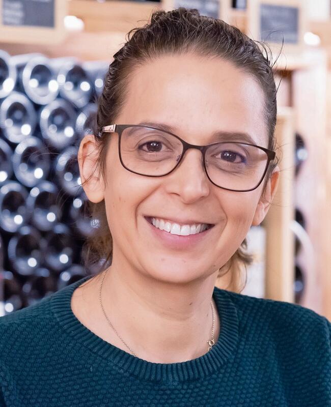 «Das Image, dass man in Gastroberufen schlecht verdient, stimmt nicht. 
Man verdient bei Weitem besser als in vielen anderen Berufen», sagt «Löwen»-Mitbesitzerin Joëlle Apter. (Bild Daniel Vaia)