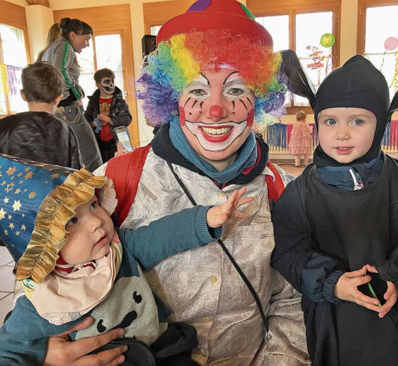 Regenbogen-Clown mit Begleitung.