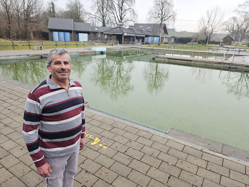 Der Gemeinderat Maschwanden befürwortet eine Umnutzung des Naturbads: Christian Künzi, verantwortlich für Liegenschaften, am Beckenrand. (Bild Werner Schneiter)