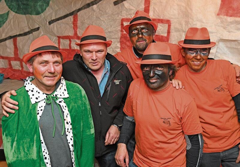 Die organisierenden Brüder Frei anlässlich des 15. Alphütte-Beizlis 2018 von links: Albert, Hans, Peter selig (hinten), 
Willi und Henry. (Bild Martin Platter)