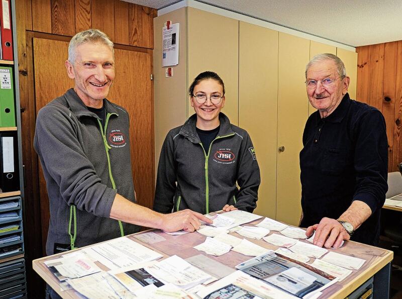 Deborah Schneebeli als Mitglied des Familienbetriebs, flankiert von ihrem Vater und Chef Köbi (links) und vom Grossvater und Firmengründer Jack Schneebeli, der ebenfalls im Betrieb mitarbeitet.
