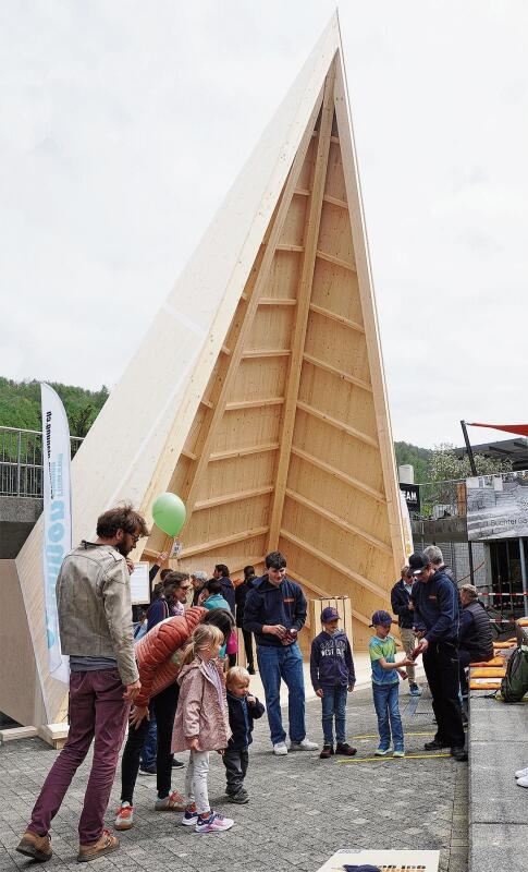 Ein eindrücklicher Holzbau der Salamon AG, Rifferswil, erhob sich direkt neben dem Eingang zum Weid 1 mit dem Gemeindesaal.