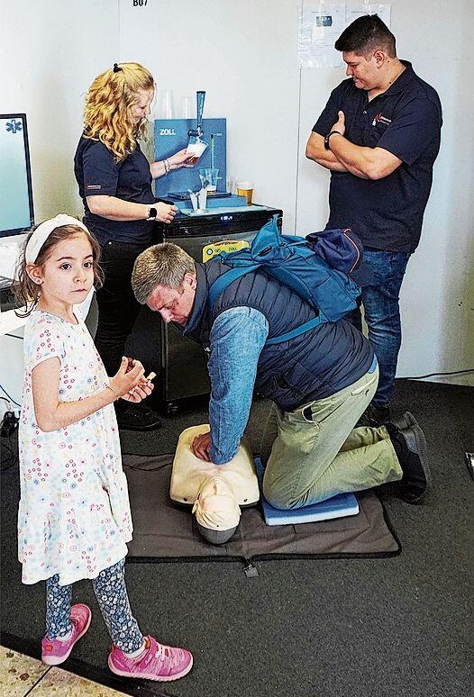 An diesem Stand konnte man die Anwendung der Herzdruckmassage
         
         
            bei Kreislaufstillstand üben.
         
         
            
               (Bilder Urs E. Kneubühl)