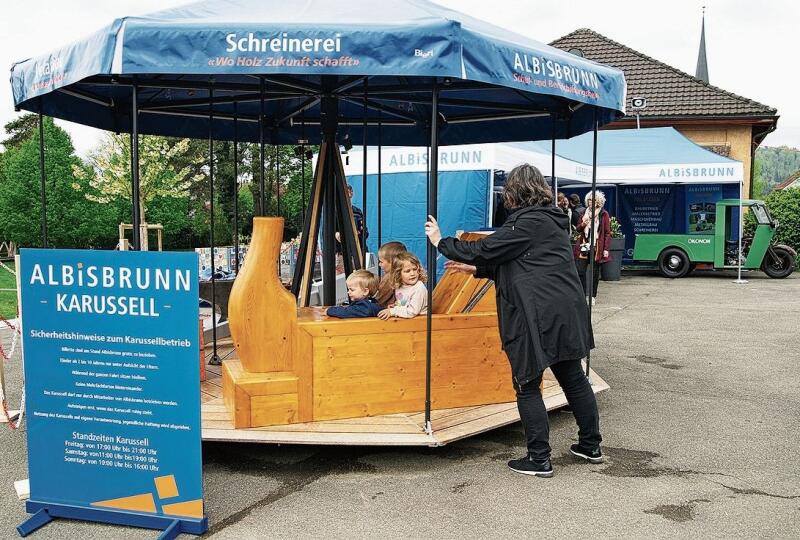 Das Schul- und Berufsbildungsheim Albisbrunn, Hausen, präsentierte seine Produktionsbetriebe anschaulich als Kinderkarussell.