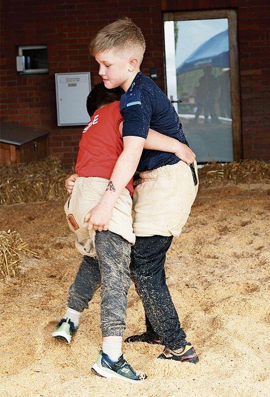 Auch für die kleinen sportlichen Gäste war gesorgt: Als Kinderattraktion war ein stilechter «Hosenlupf» beim Kinderschwingen sehr gefragt.