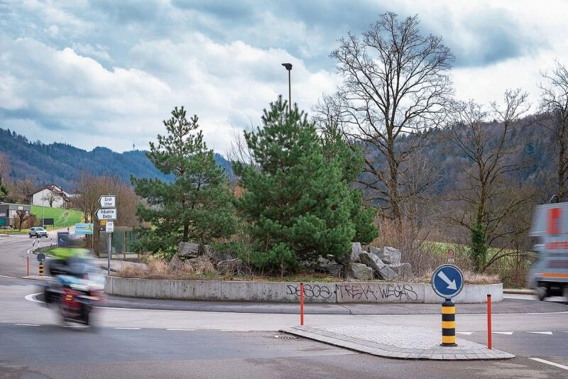 Im Vergleich dazu liegt der nördlichste Kreisel im Bezirk, in Stallikon, fast idyllisch in der Landschaft.