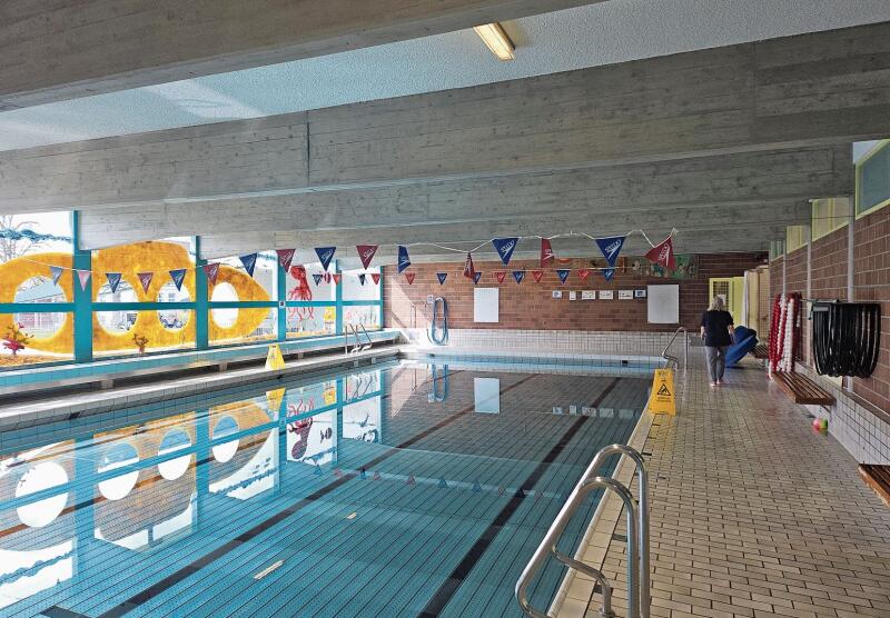 Das 1970 erbaute Lehrschwimmbecken Chappelistein wurde seither mehrmals teilsaniert und kann jetzt, nach dem deutlichen Urnenentscheid, einer umfassenden Frischkur unterzogen werden. (Bild Werner Schneiter)