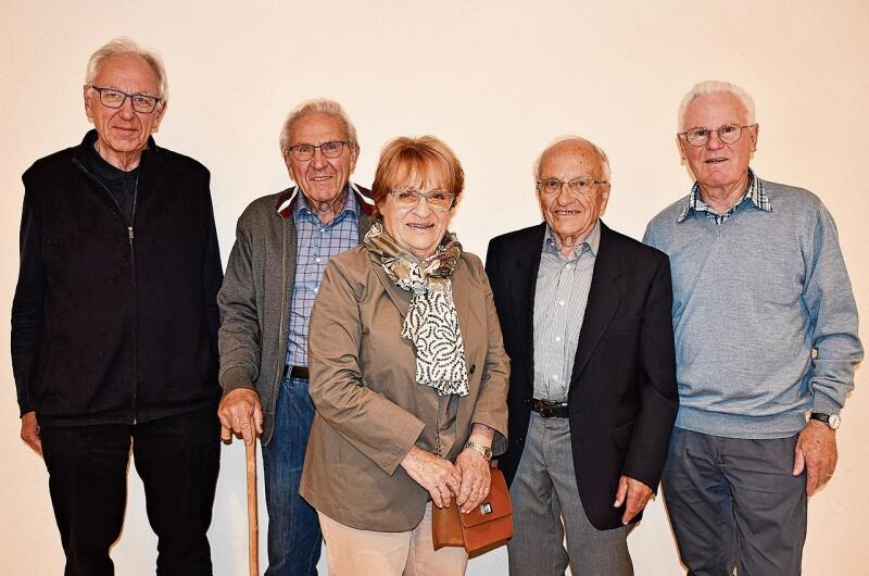Auch Ehemalige bleiben der GGA treu verbunden: der GGA-Vorstand aus dem Jahr 2002 
(von links): Edi Waldesbühl, Martin Christen, Hanni Mohr, Hans Jenni und Bruno Grob.