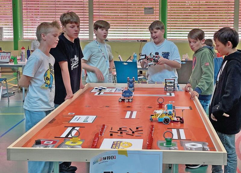 Spannung steigt: Während der Testphase zeigt sich, wie gut und schnell der Roboter die Aufgaben zu lösen vermag.