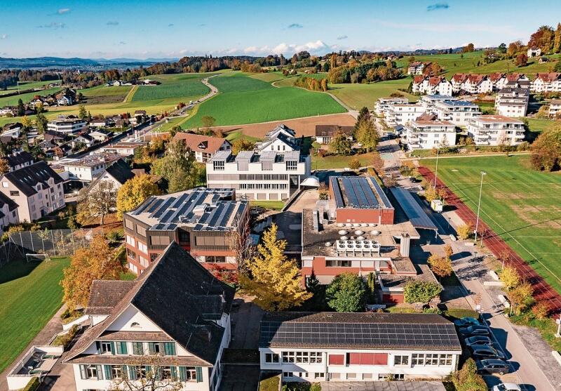 An den lokalen Elektrizitätsgemeinschaften können sich neben Privaten auch Unternehmen und die öffentliche Hand beteiligen. Im Bild: Die 2024 von Bundesamt für Energie mit dem «Watt d’Or»-Preis ausgezeichnete Photo-
voltaikanlage auf dem Dach der Sekundarschule Mettmenstetten. (Bild zvg)