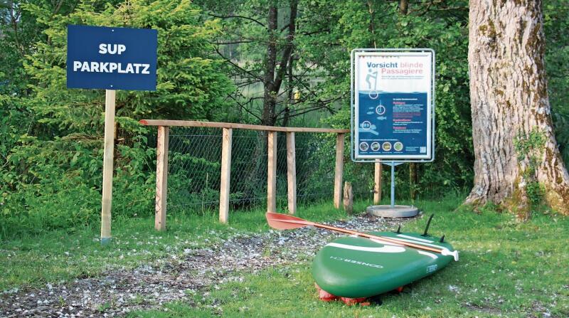 Mit Warntafeln macht der Kanton Zürich an den Zugängen zum Türlersee auf «blinde Passagiere», darunter auch die Quagga-Muschel, aufmerksam. (Bild Florian Hofer)