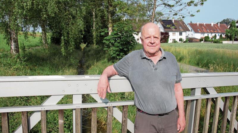 Andreas Gürtler auf einer Brücke über den Wattbach in Knonau, nach dem Zusammenfluss mit dem Gfängbach, 
wo es bereits gute Vernetzungen gibt – auch mit der Ruderalfläche an der naheliegenden Chamstrasse im Bereich des Marianne-Mühl-Steins. (Bild Florian Hofer)