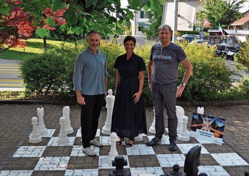 Patrick Zumstein (links) mit Natalie Sigg und Gemeinderat Markus Gasser im Arche-Park in Affoltern. (Bild zvg)