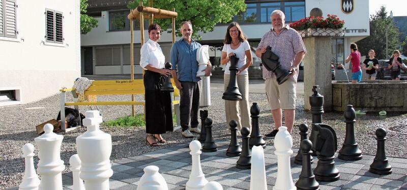 Sie spielten in Bonstetten die erste Partie Schach auf öffentlichem Grund (von links): Natalie Sigg, Patrick Zumstein, Arianne Moser und Guido Wild. (Bild Florian Hofer)