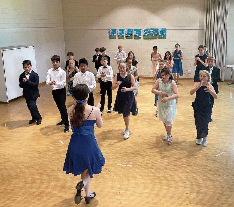 Auch Linedance will geübt sein: Jeder tanzt für sich und doch alle zusammen.