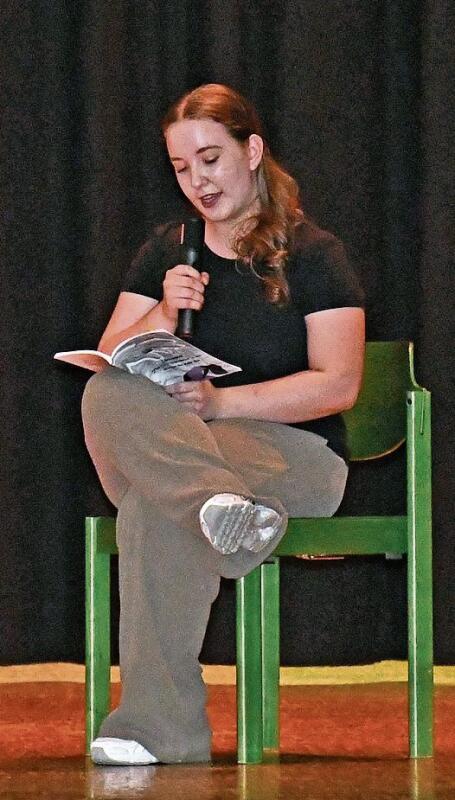 Alicia Morel las aus ihrem eigenen Krimi-Buch vor.