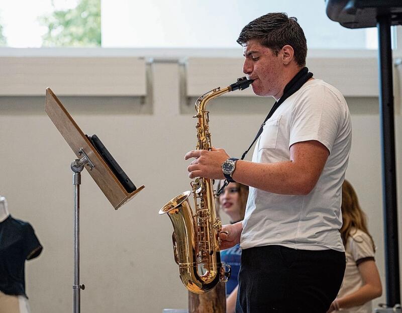 Gerardo lernte in wenigen Monaten, Saxofon zu spielen.