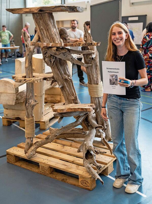 Selina Benz präsentiert ihren Katzenbaum. (Bilder Nico Ilic)