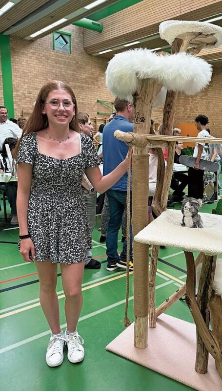 Leonie Häberling baute einen grossen Katzenbaum zusammen.