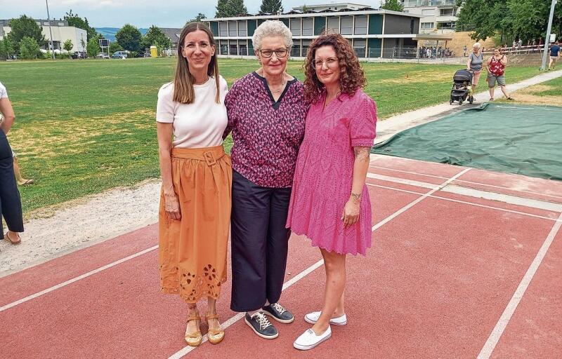 Von Links: Hauptschulleiterin Andrea Speciale, Gemeindepräsidentin Vreni Spinner und Primarschulpräsidentin Melanie Vollenweider vor dem Modulbau.