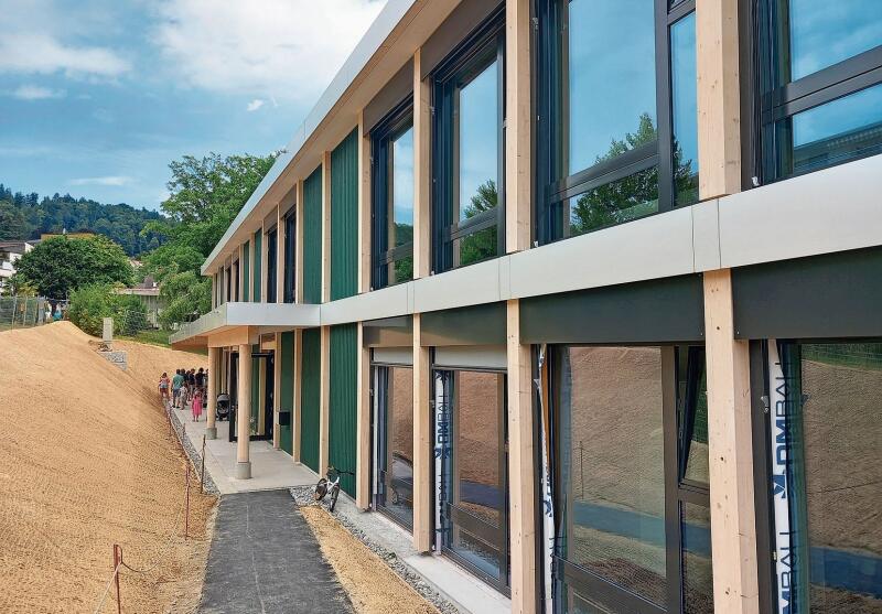 Der neue Vierfachkindergarten fügt sich gut in seine Umgebung ein.