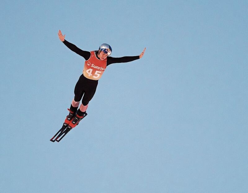 Der Weltmeister Noé Roth fliegt durch die Luft.