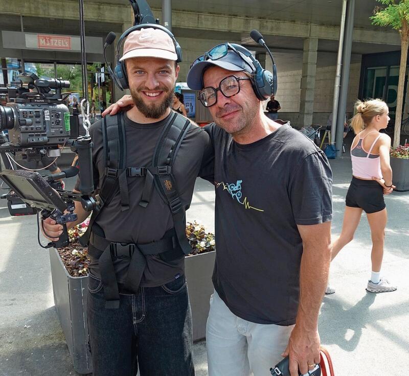 Aaron Markus Graf (B-Kamera) und Alex Seidl (B-Fokus) im Einsatz auf der Plaza.