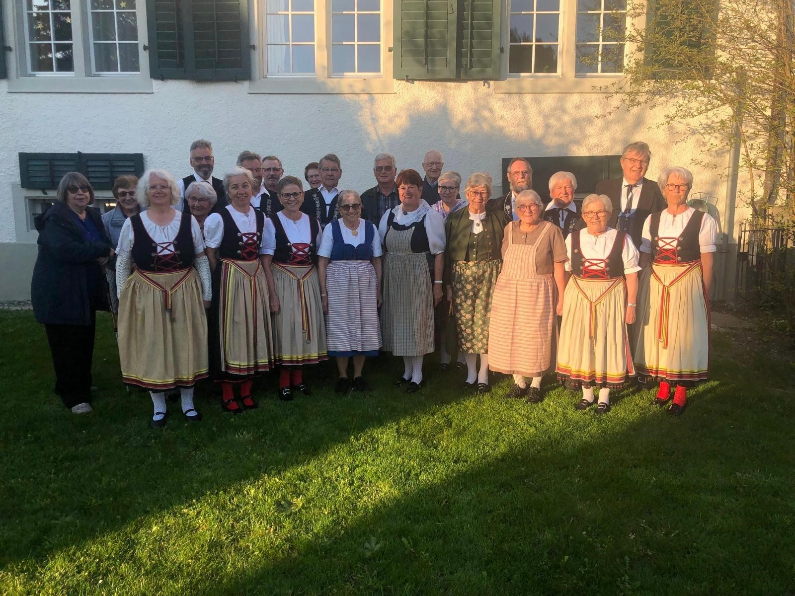Die Trachtengruppe Knonaueramt vor dem Pfarrhaus Mettmenstetten in der Abendsonne. (Bilder zvg)
