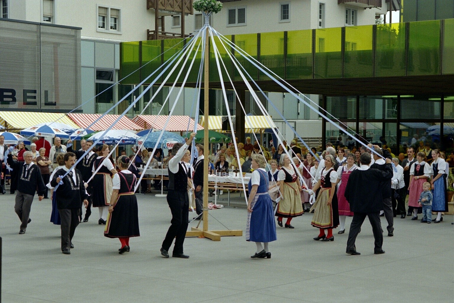 Maibaumtanz auf dem Märtplatz in Affoltern.