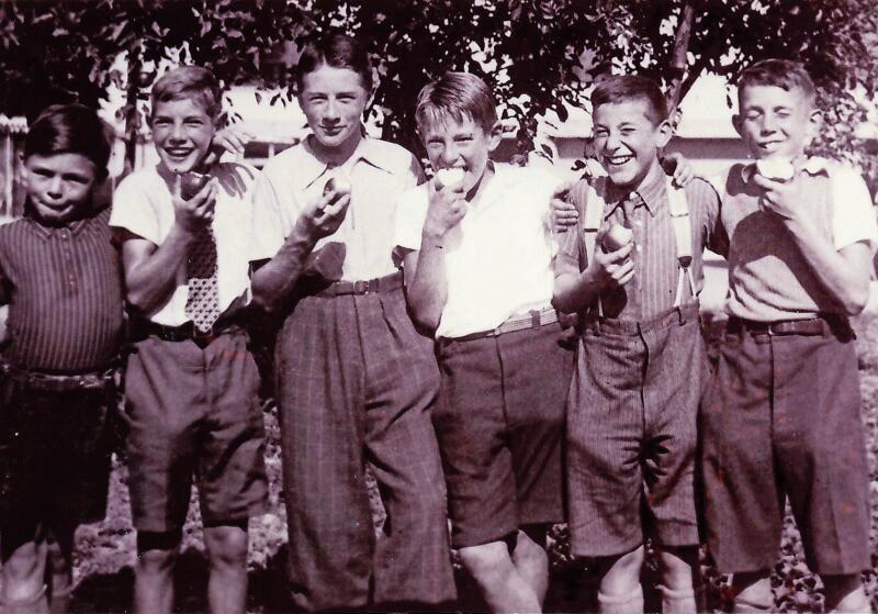 Die Säuliämtler Turnerkollegen und «Apfelkiller» 1945 und 1995 von links: «Kure» Kurt Werner, «Kübeli» Heinrich Meier, «Rote Hans» Otto Studer, «Säderli» Ruedi Häberling, «Knorrli» Adolf Gut und «Böbel» Paul Stehli. (Bilder Familienarchiv Ruedi Häberling)