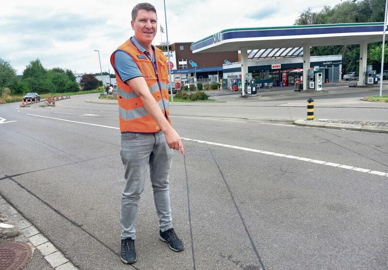 Stefan Murer zeigt, wo an der Moosbachstrasse Induktionsschleifen verlegt sind. (Bilder Marcus Weiss)