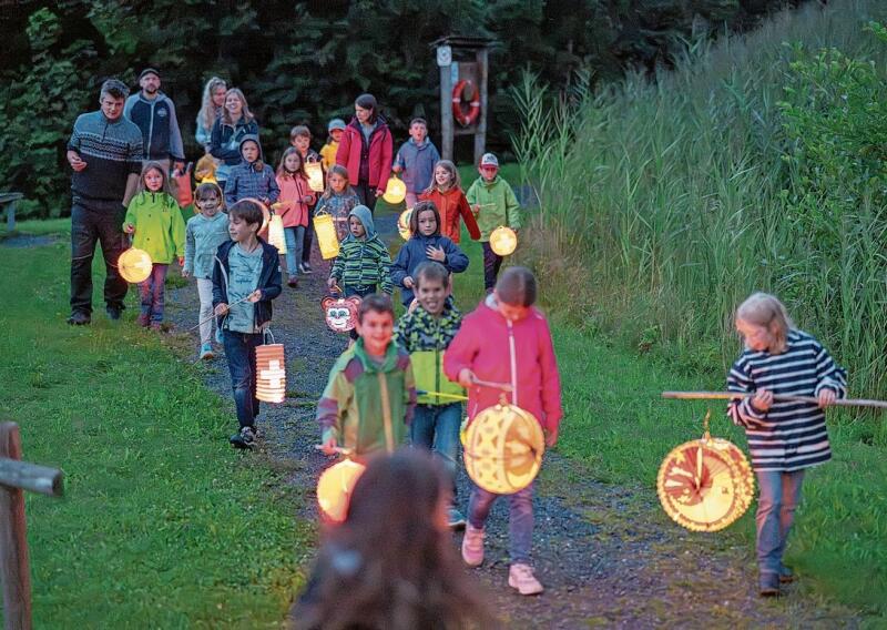 Die Kinder zogen mit den Laternen um den Weiher.
(Bilder Nico Ilic)