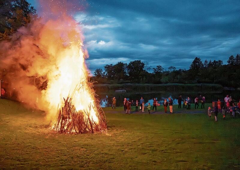 Trotz Startschwierigkeiten: Das Höhenfeuer in Hedingen spendete Licht und Wärme.