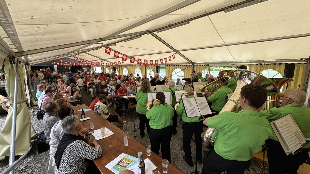Die Spielgemeinschaft Mettmenstetten-Ottenbach liess im Pontonier-Zelt ihre Blasmusik ertönen.