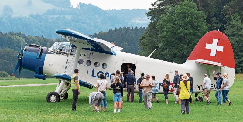 Die Gäste begutachten diese Antonov-AN2, den grössten einmotorigen Doppeldecker der Welt, welcher 1973 in Polen gebaut wurde. (Bilder Daniel Vaia)