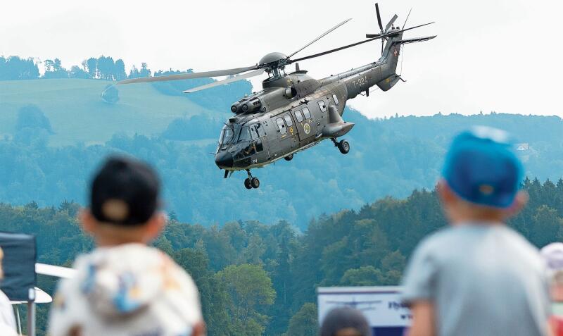 Längst kein Neuling mehr, versetzt aber mit seinen Flugfähigkeiten so manchen immer wieder ins Staunen: Der Super-Puma-Helikopter der Armee.