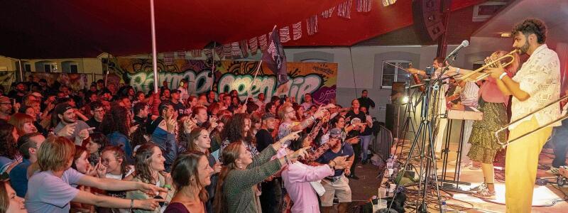Auch am Samstag wird bis tief in die Nacht gefeiert. (Bilder Nico Ilic)