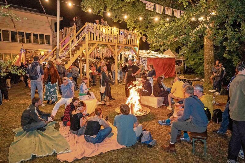 Gemütlicher Ausklang des Abends auf dem Festival-Gelände.