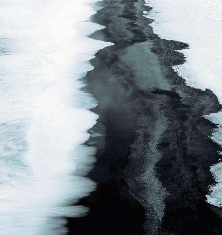 Manchmal ist es der richtige Ausschnitt, der ein Bild besonders macht. Hier erzählen Wasser, Schnee und schwarzer Sand eine leise, kraftvolle Geschichte.