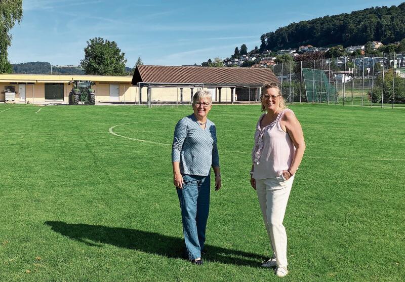 Stadtpräsidentin Eveline Fenner (links) und Eliane Studer Kilchenmann, Stadträtin Immobilien, auf der grünen Wiese, wo das neue Infrastrukturgebäude erstellt werden soll. Im Hintergrund das alte Garderobengebäude. (Bild Marianne Voss)