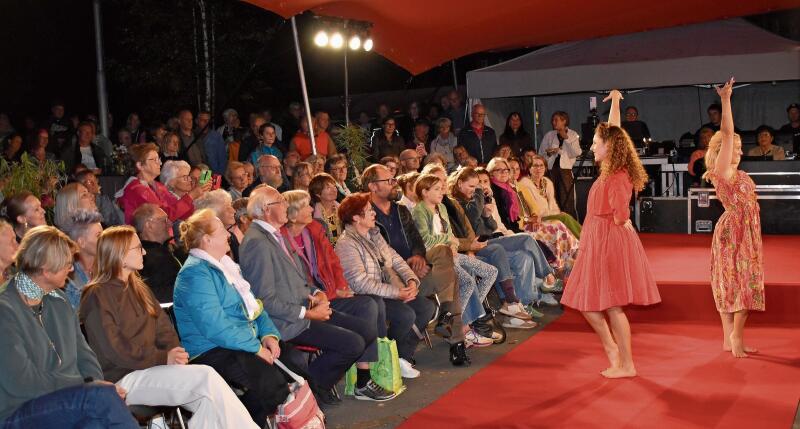 Die Modeschau wusste unter anderem mit modernen Tanzeinlagen zu gefallen. (Bilder Marianne Voss)