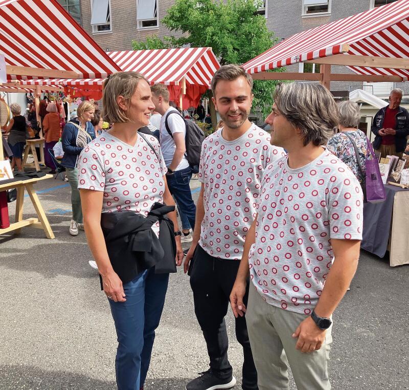 Sabine und Oliver Weisbrod mit Sohn Philipp (Mitte), im Weisbrod-Helfer-Look, freuen sich am Markttreiben.