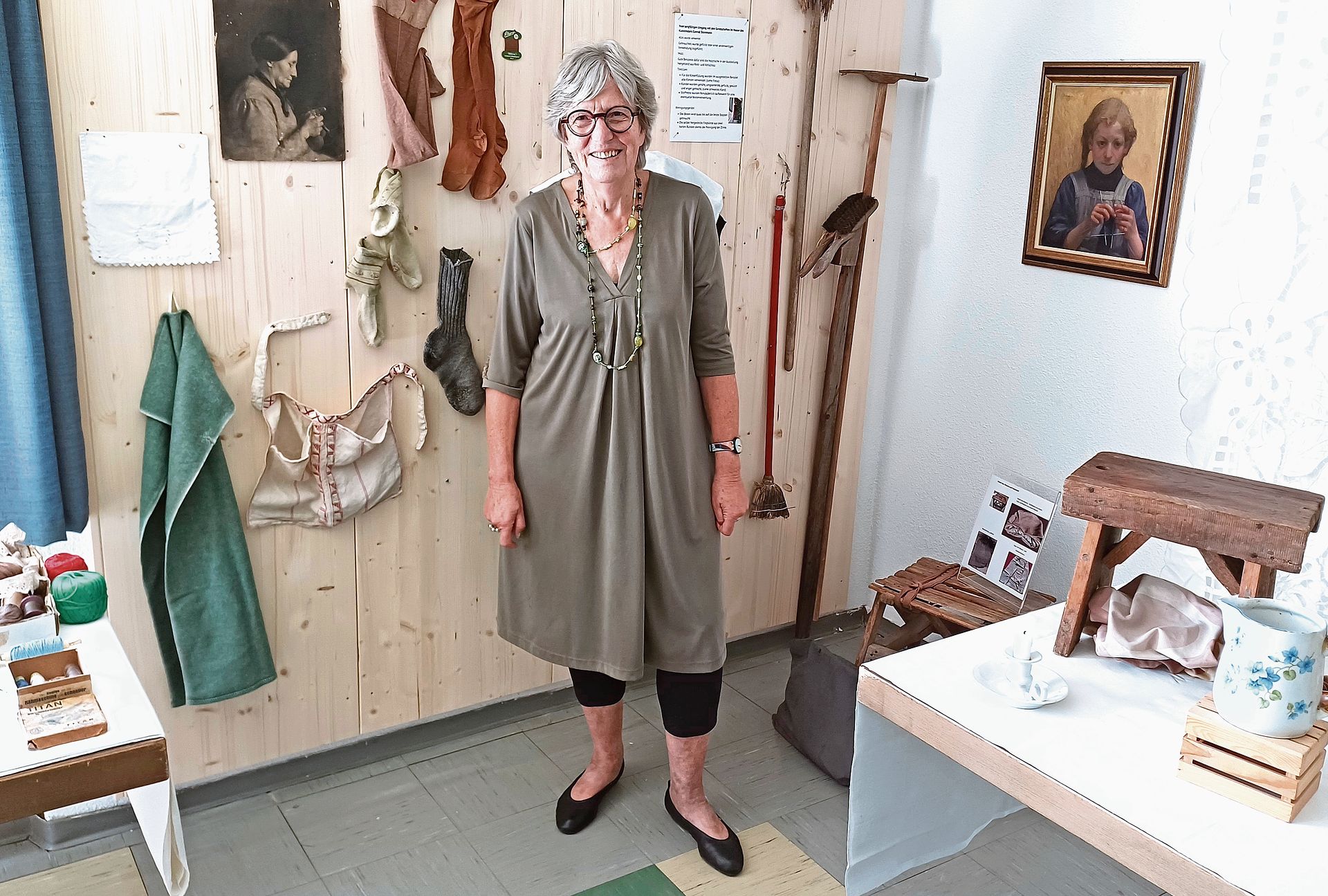 Ursula Grob hat die Ausstellung «Flickä statt spickä» liebevoll kuratiert. Besonders die «Dinge» aus dem Haus der Familie Steinmann in Affoltern haben sie emotional berührt. (Bilder Regula Zellweger)