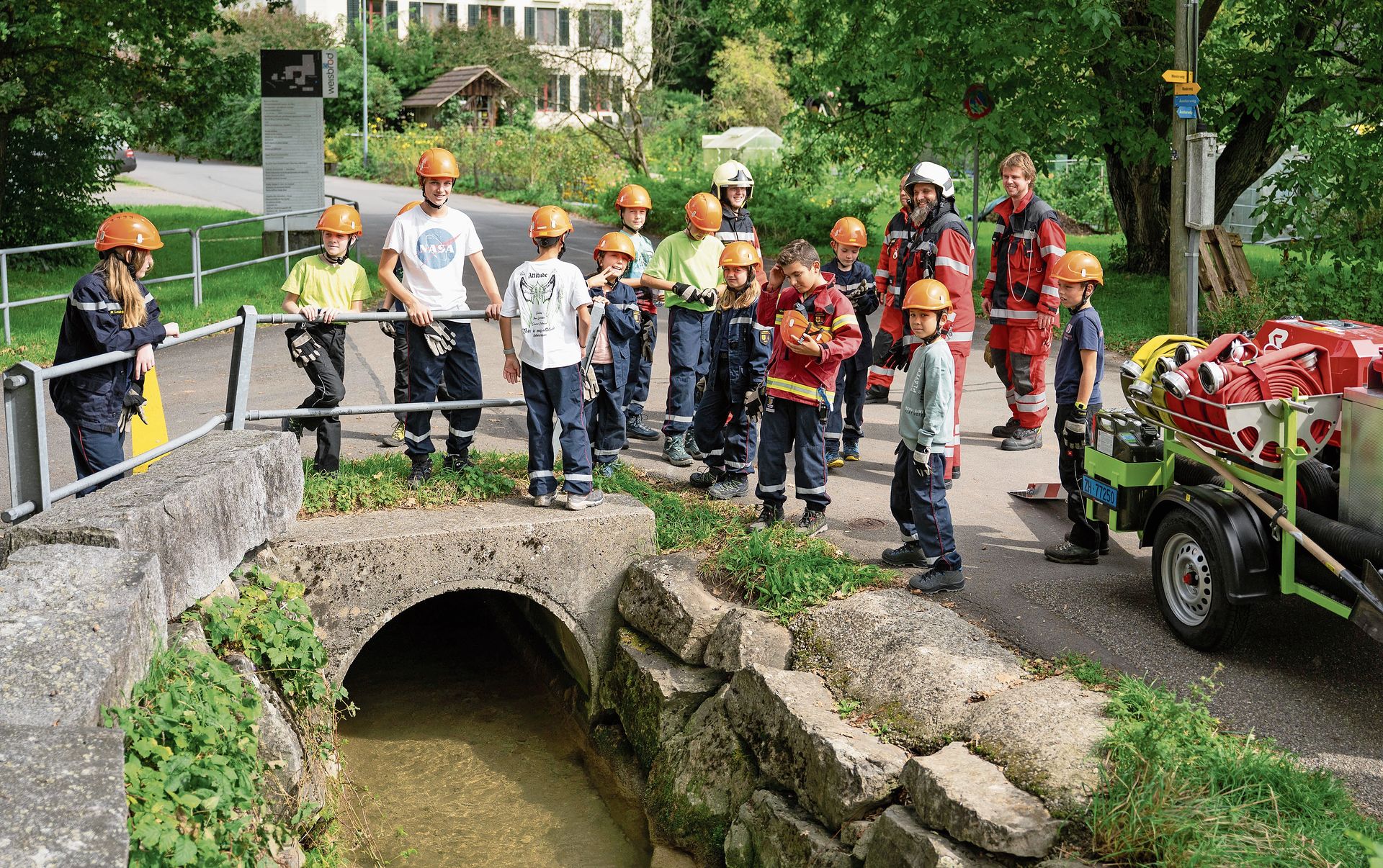 Mit der Motospritze wurde Wasser aus dem Bach angesogen. (Bilder Nico Ilic)