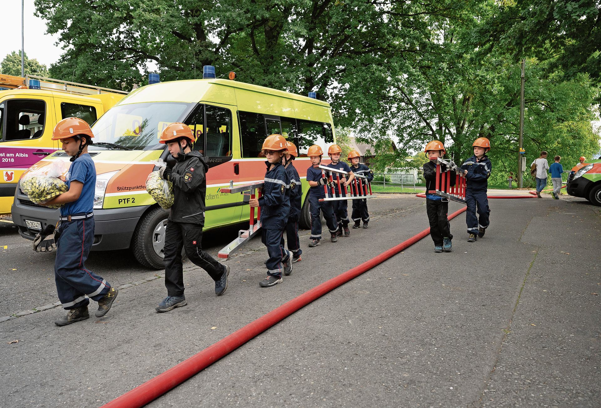 Die Steckleiter wurde in ihren Einzelteilen zum Einsatzort getragen.