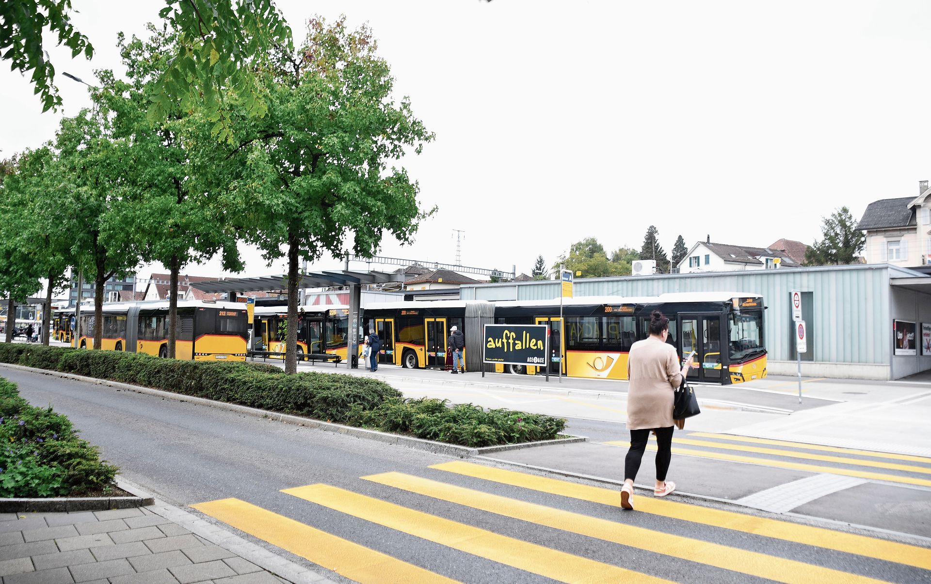 Optimierte Fahrpläne, mehr Busse: Der vor 25 Jahren neu gestaltete Busbahnhof in Affoltern hat sich bewährt. (Bild -ter.)